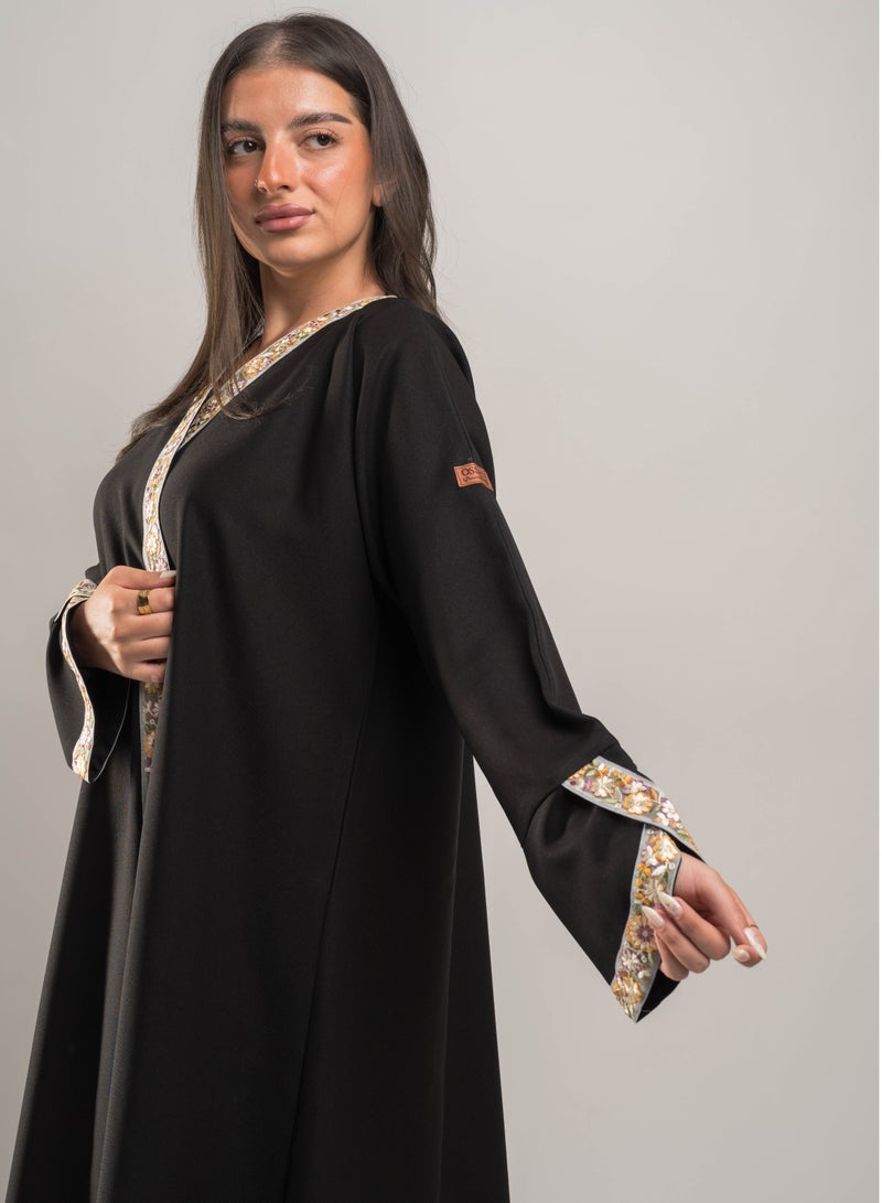 أوساجي عباية من الكريب الفاخر بقصة كم مائل مع تدخيلات تطريز على الاكمام و الامام - Image 2