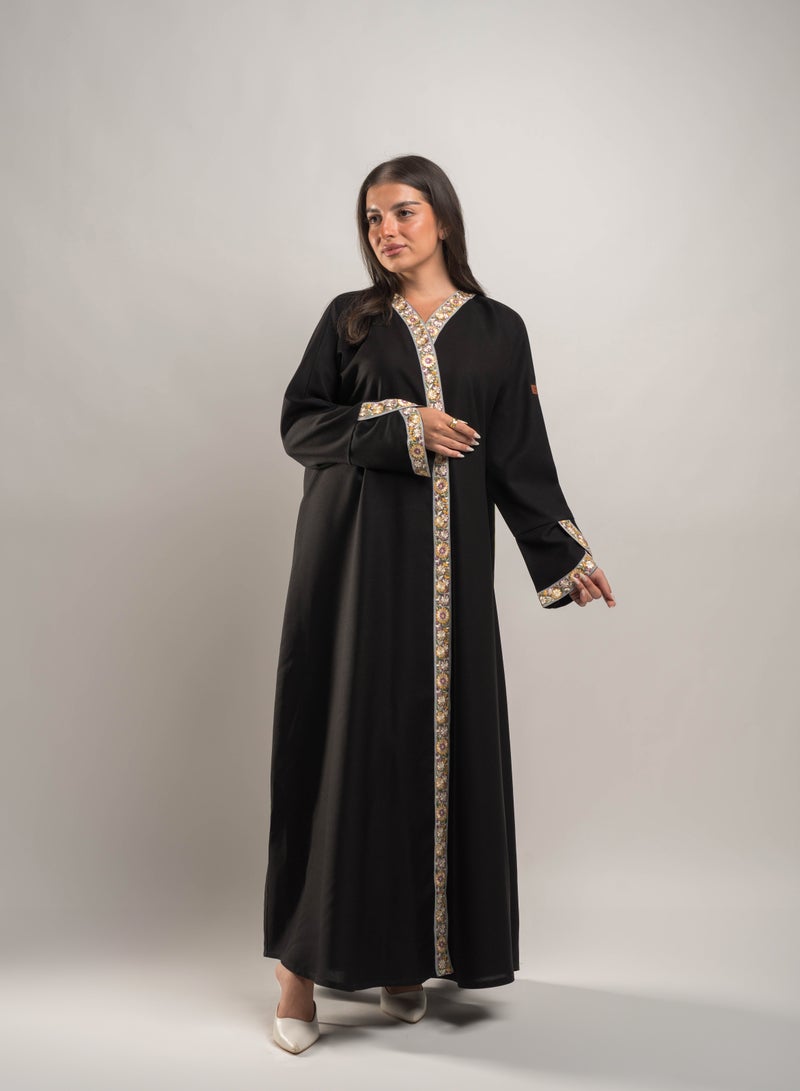 أوساجي عباية من الكريب الفاخر بقصة كم مائل مع تدخيلات تطريز على الاكمام و الامام - Image 3