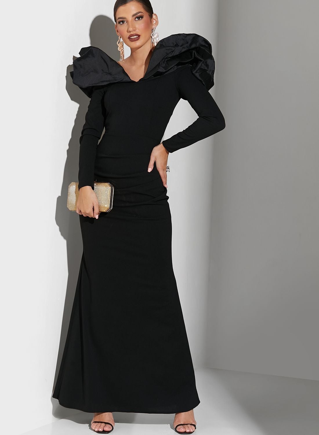 فستان بكتف بارز