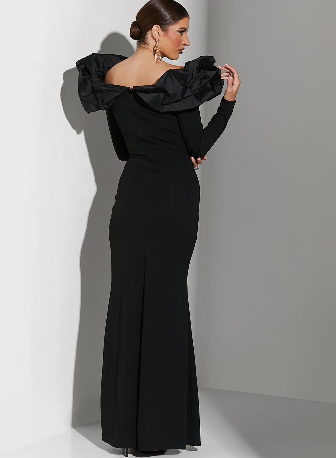 فستان بكتف بارز