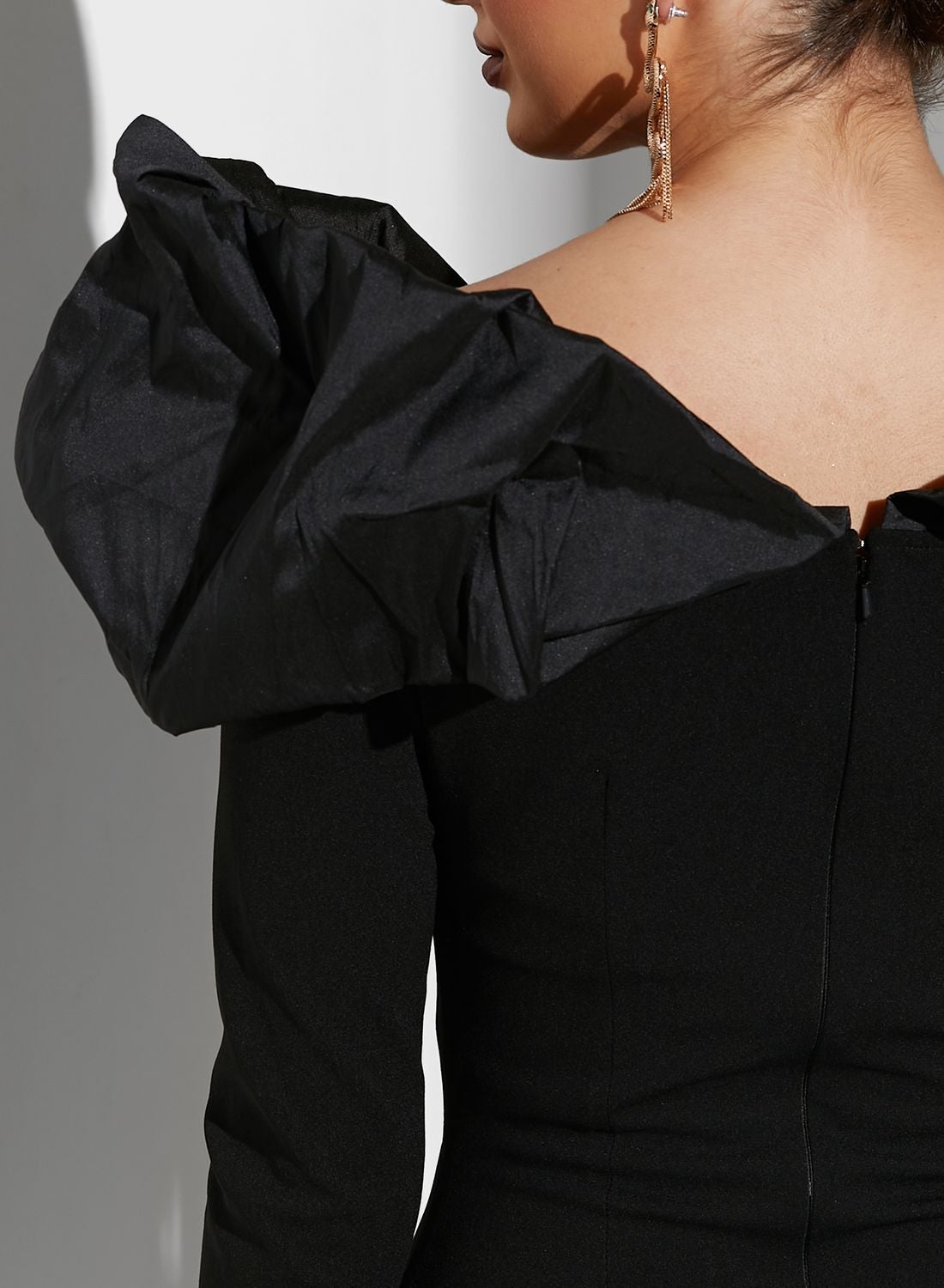 فستان بكتف بارز