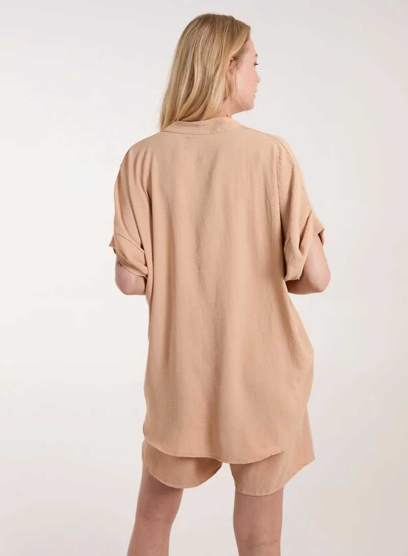 بلو فانيلا بلوزة بأكمام قصيرة وياقة على شكل حرف