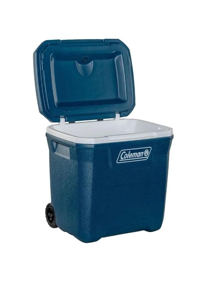 كولمان صندوق لحفظ الثلج خارجا مع عجلات مصنوع من مادة البولي إيثيلين عالي الكثافة وبمقبض قابل للتمديد وباللونين الأزرق الداكن والأبيض، بسعة 26 لتر. - Image 3
