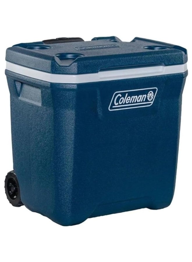 كولمان صندوق لحفظ الثلج خارجا مع عجلات مصنوع من مادة البولي إيثيلين عالي الكثافة وبمقبض قابل للتمديد وباللونين الأزرق الداكن والأبيض، بسعة 26 لتر. - Image 2