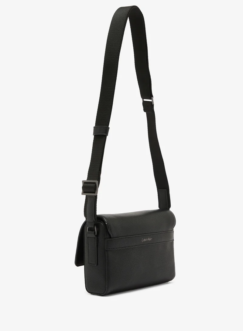 كالفن كلاين حقيبة كتف صغيرة بشعار معدني