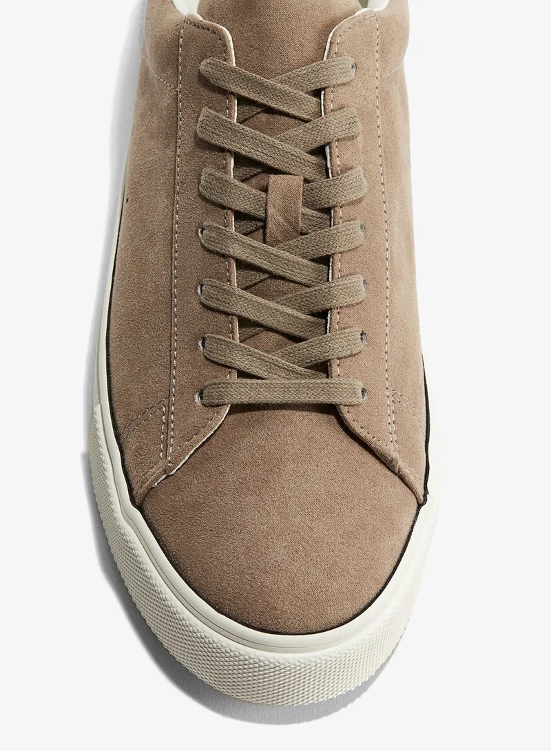 اتش اند ام حذاء رياضي