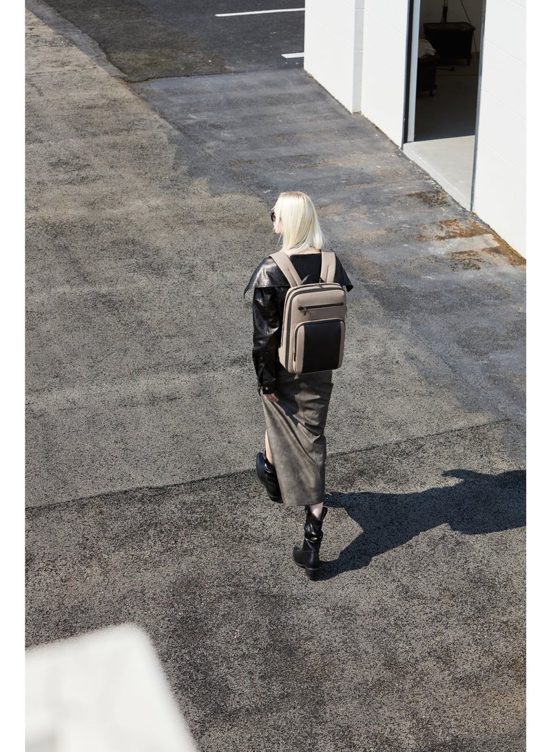 ARCTIC HUNTER B00877 The Arctic backpack is the perfect choice for professionals, students, and travelers. With its modern design that balances style and practicality, this bag offers ample organizational space in a lightweight and comfortable structure. - Image 2