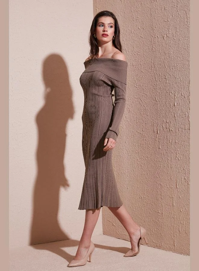 ليلا فستان نسائي ضيق متوسط الطول بياقة كارمن مضلع من ليلا