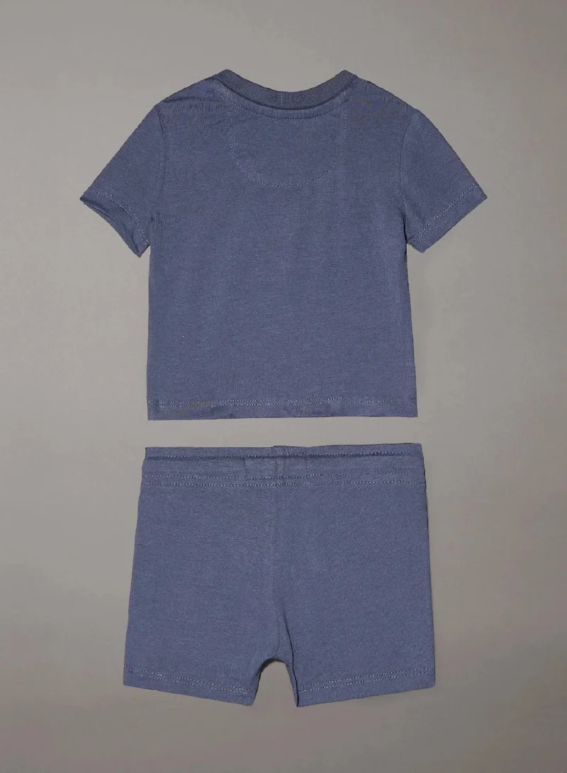 كالفن كلاين جينز طقم شورت وتيشرت للأطفال حديثي الولادة