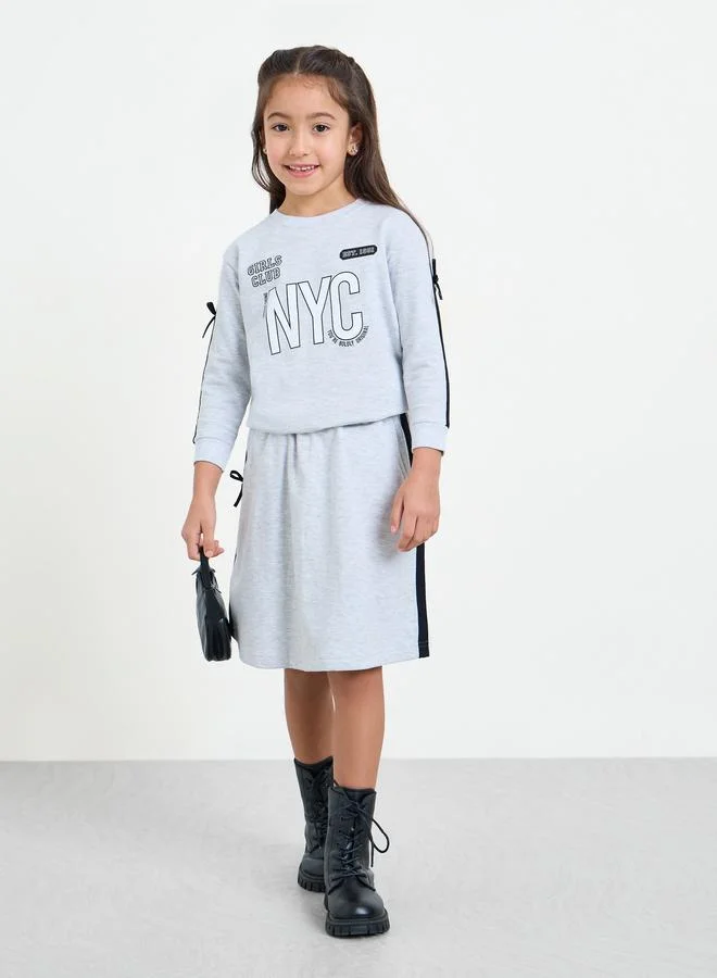 ستايلي مجموعة من تنورة مع سويت شيرت بطبعة ان واي سي