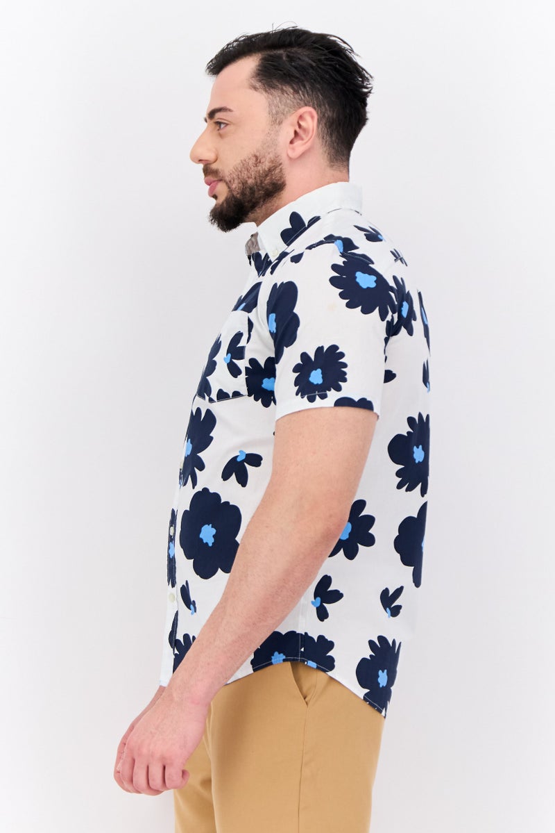GAP قميص رجالي بقصة عادية بأكمام قصيرة مزخرف بنقشة زهور، مجموعة بيضاء - Image 2