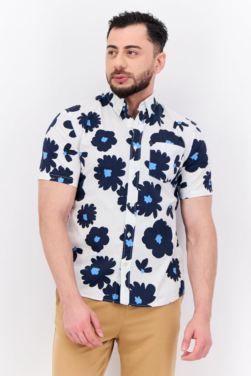 GAP قميص رجالي بقصة عادية بأكمام قصيرة مزخرف بنقشة زهور، مجموعة بيضاء - Image 1