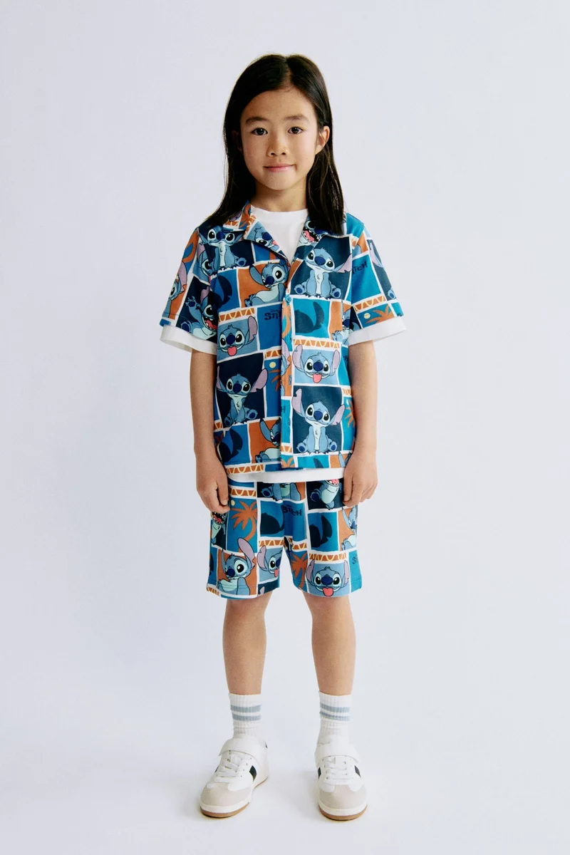 اتش اند ام قميص بقبة ريزورت مزيّن بطبعة