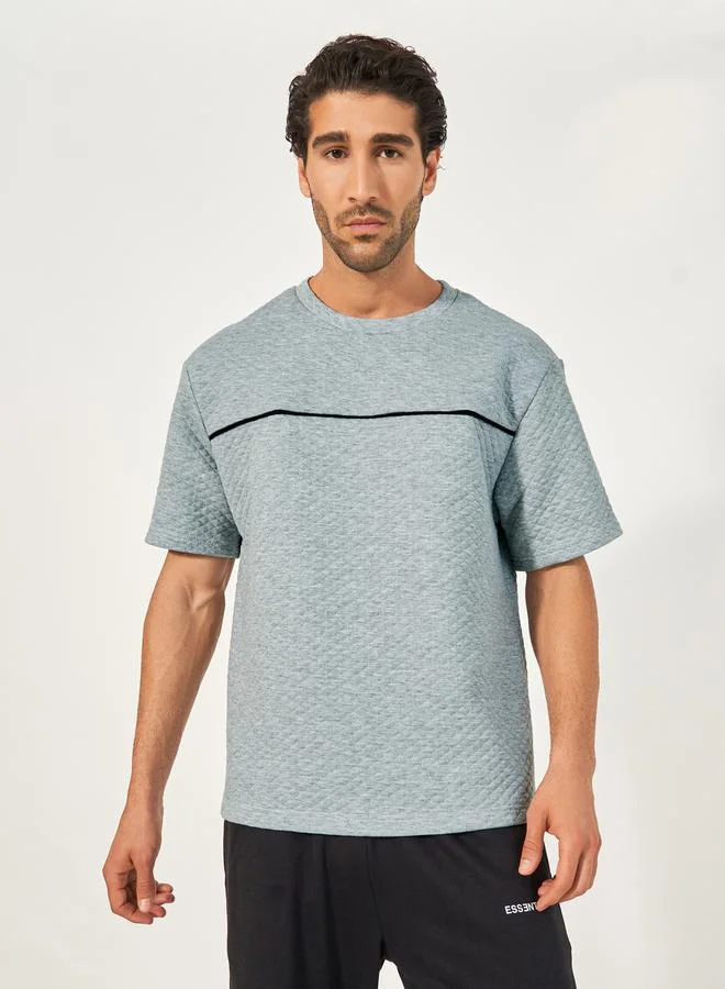 ستايلي تيشيرت فضفاض بتداخلات محزوزة وأكمام قصيرة