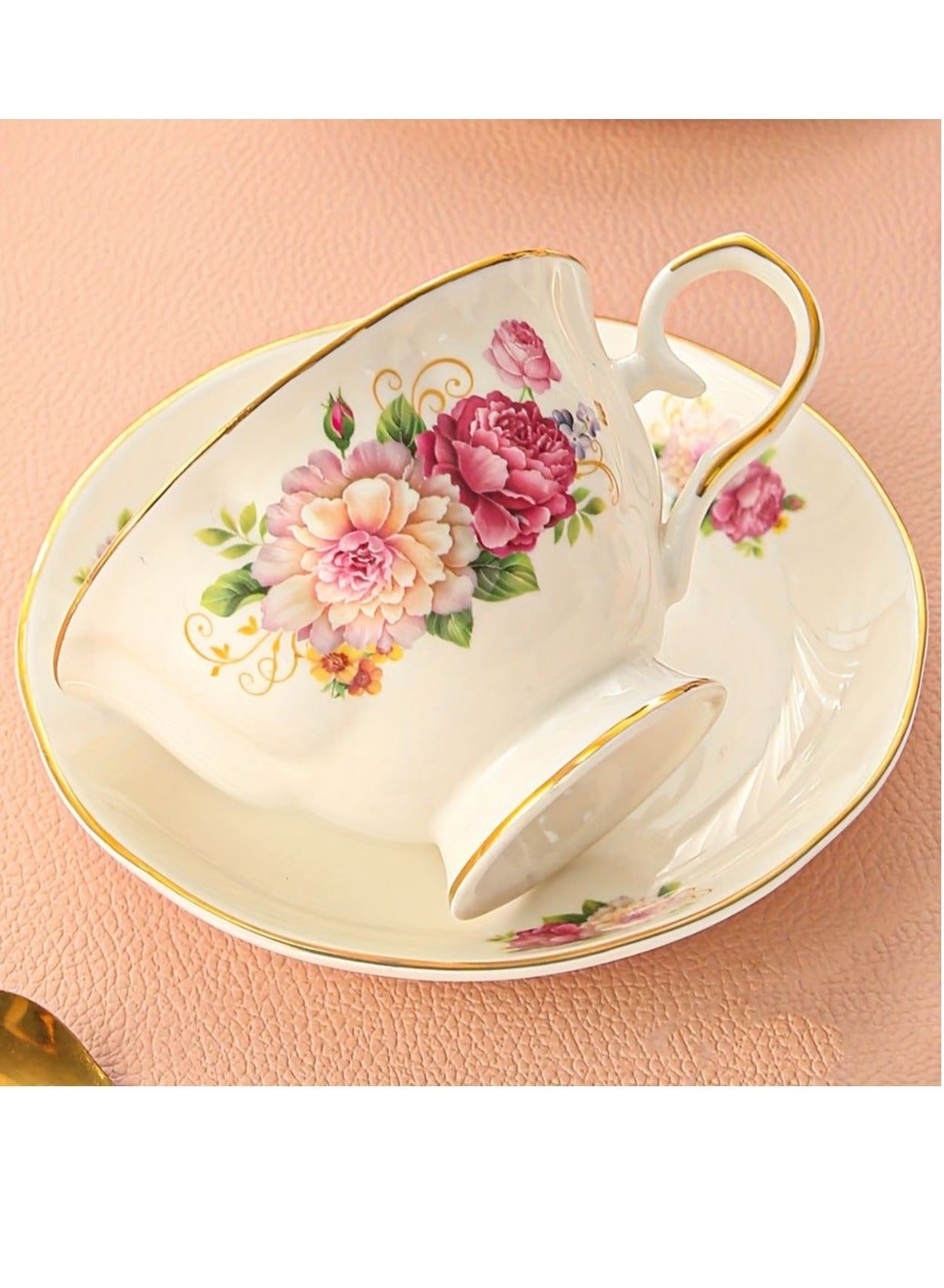 كوب قهوة مع صحن مزخرفة بزهور