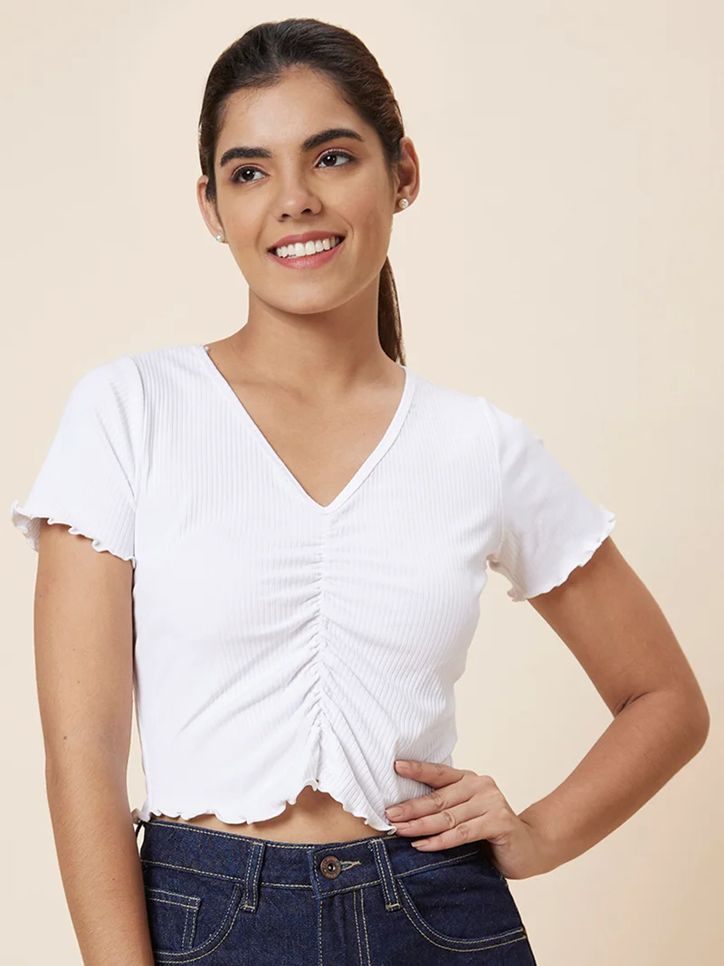 جلو باص بلوزة نسائية قصيرة بياقة على شكل حرف  وكسرات باللون الأبيض