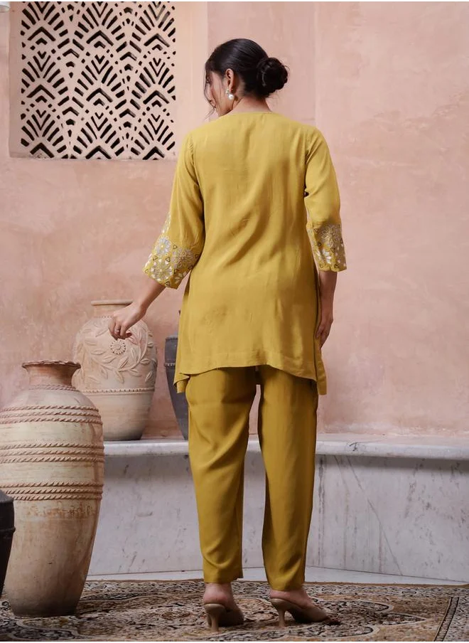 sanskrutihomes Sanskrutihomes Round Neck Floral Embroidered Longline Top and Pants Co-Ords