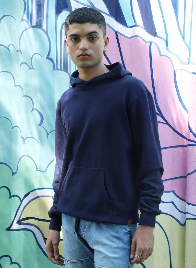 Campus Sutra Men's Navy Blue Pullover Hoodie With Contrast Drawstring | رجال | طوق بغطاء رأس | أكمام طويلة | نقش سادة | كاجوال ويومي | سويتشيرت