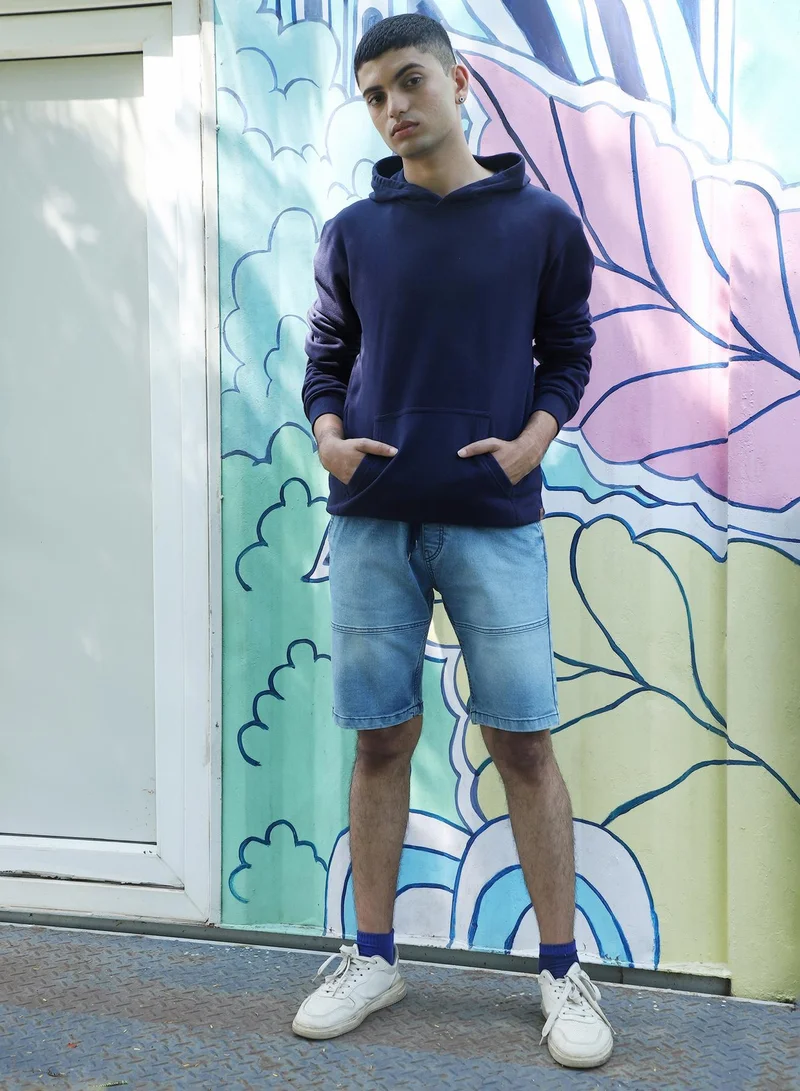 Campus Sutra Men's Navy Blue Pullover Hoodie With Contrast Drawstring | رجال | طوق بغطاء رأس | أكمام طويلة | نقش سادة | كاجوال ويومي | سويتشيرت