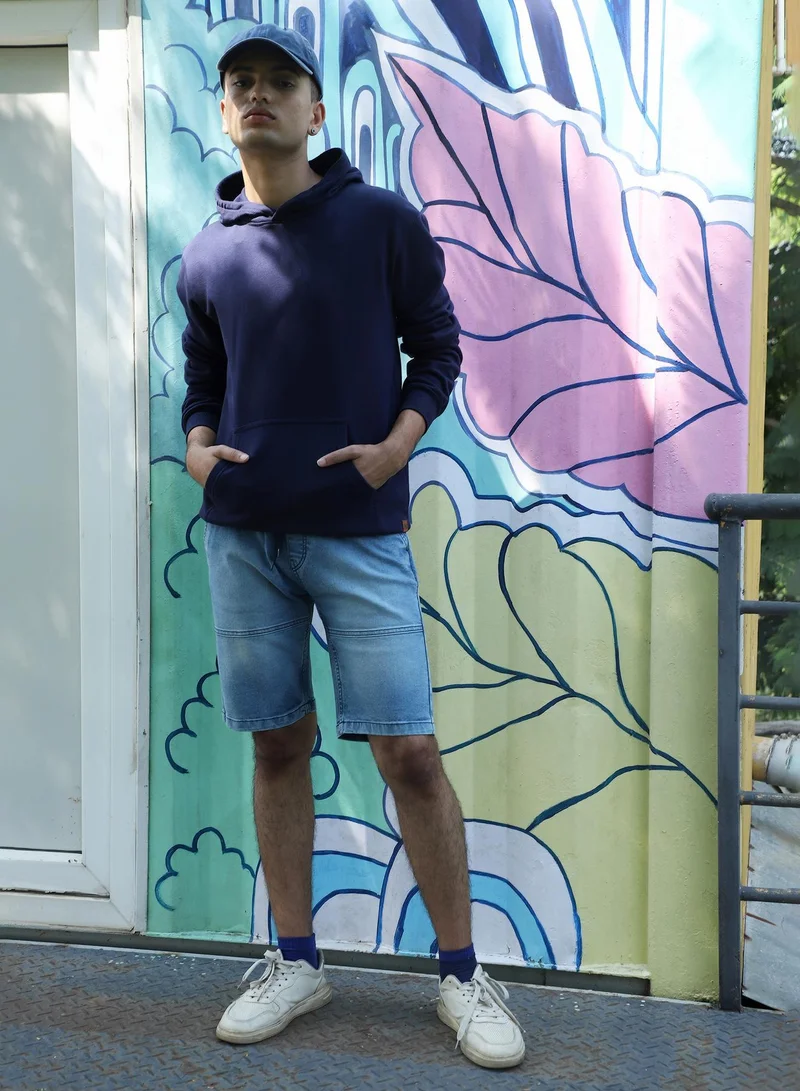 Campus Sutra Men's Navy Blue Pullover Hoodie With Contrast Drawstring | رجال | طوق بغطاء رأس | أكمام طويلة | نقش سادة | كاجوال ويومي | سويتشيرت