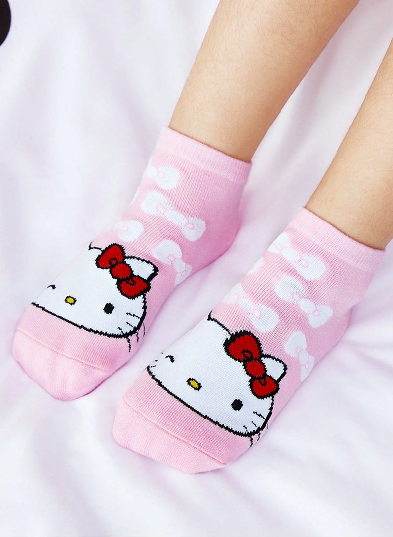 هالو كيتي جوارب اطفال قطنيه  بتصميم هيلو كيتي مصنوعة من خامة ناعمة وقابلة للتهوية لراحة طويلة مجموعه من 3 ازواج  بتصاميم متعدده مناسبه  لعمر ( 6-4) سنوات - Image 4