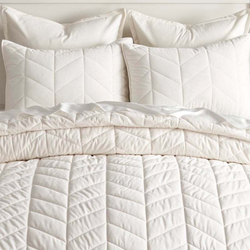 EVERGRACE 3 Pieces Luxurious Velvet King Quilts, Ultra Soft Lightweight Velvet Comforter Set, Matelasse Oversized Diamond Bedspread Coverlet for All Season with 2 Shams, Cream White, 108"x96" - Image 4