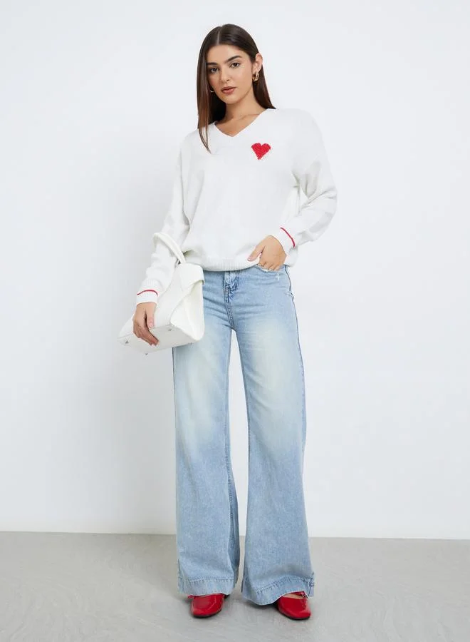 ستايلي سويتر محبوك بقصة عادية ومزين قلب