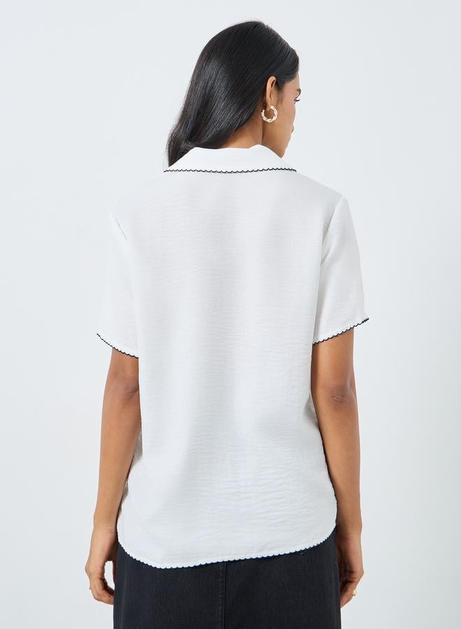 تايك تو قميص بأزرار وزخارف متباينة مخيطة - Image 4