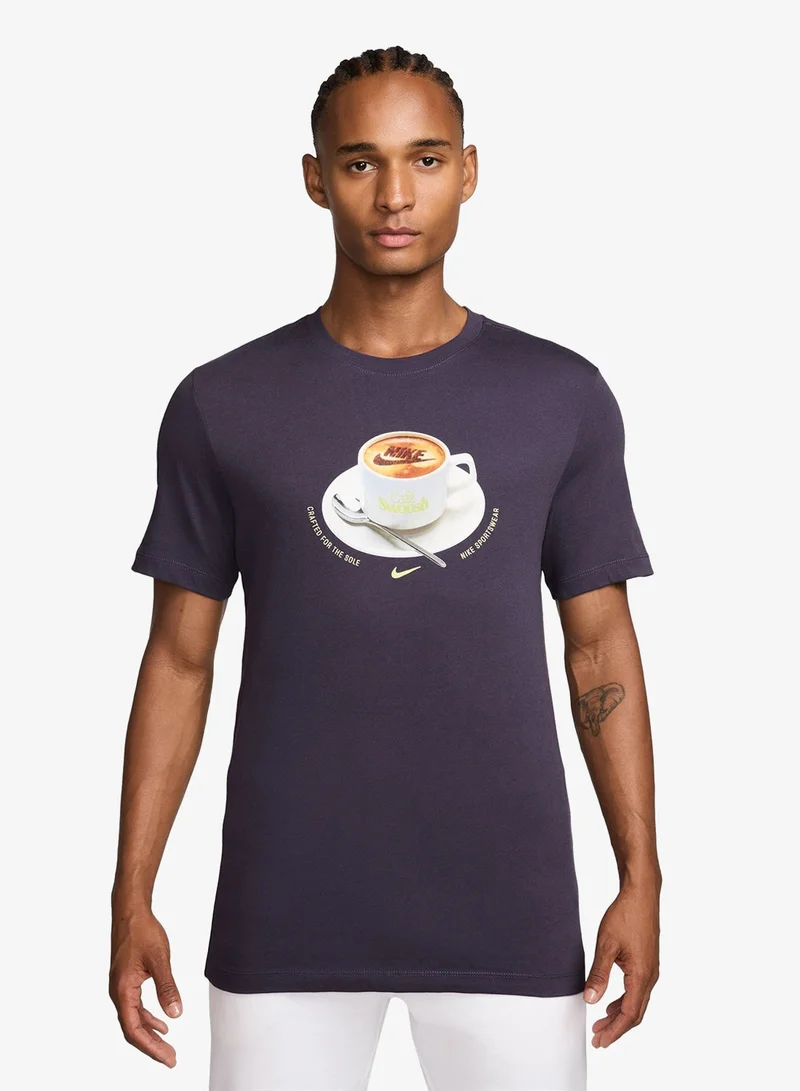 Nike Nsw Standard Café Swoosh Mug T-Shirt