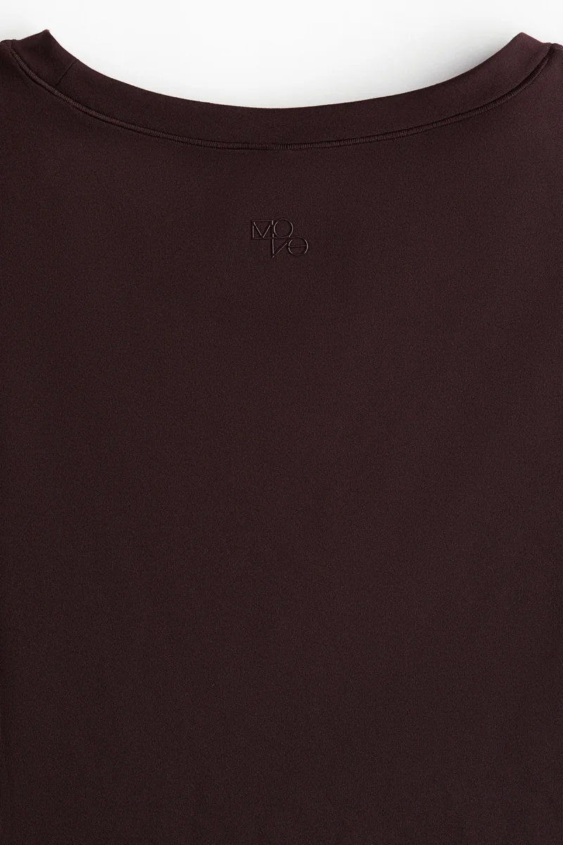 اتش اند ام بلوزة رياضية من نسيج سوفت موف