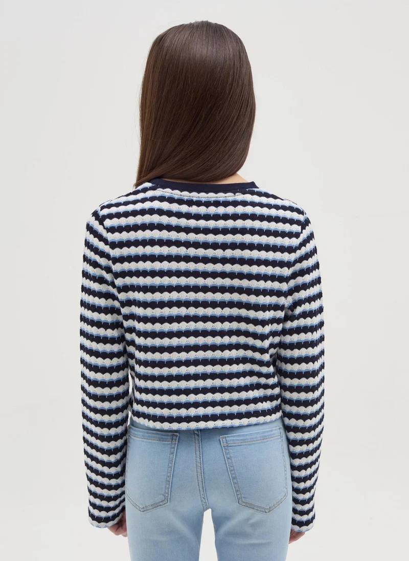 او في اس تيشيرت بأكمام طويلة بتصميم مخطط