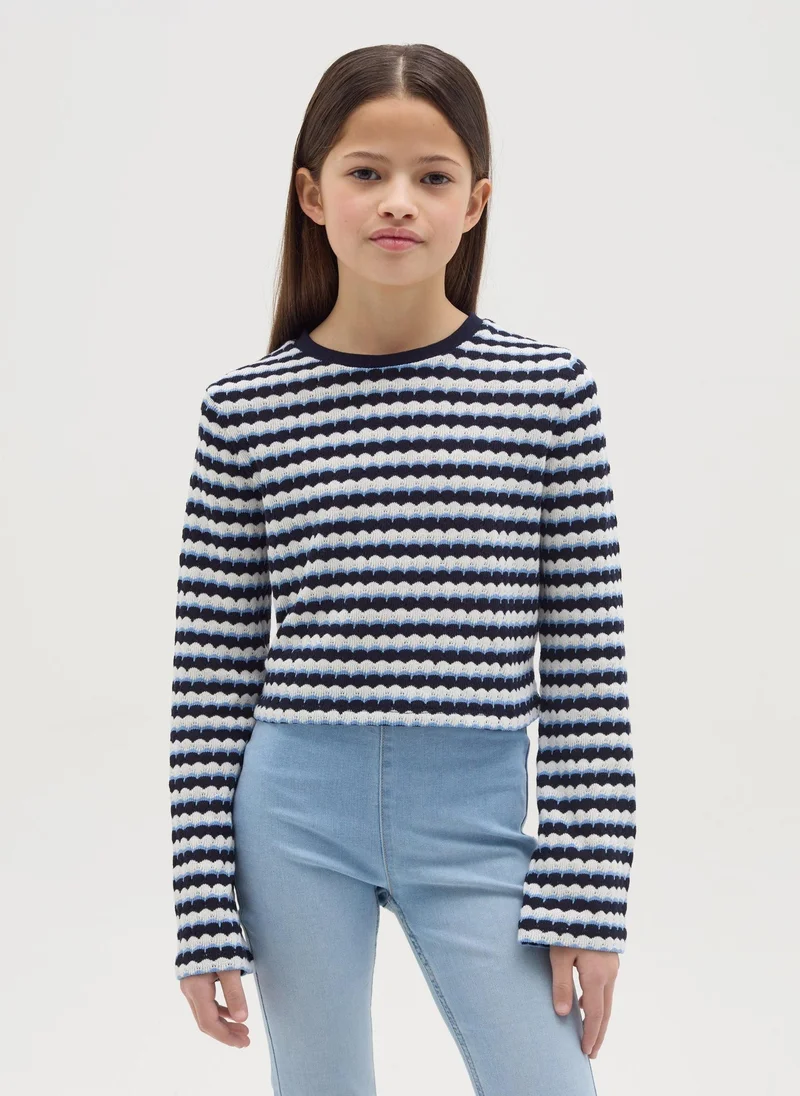 او في اس تيشيرت بأكمام طويلة بتصميم مخطط