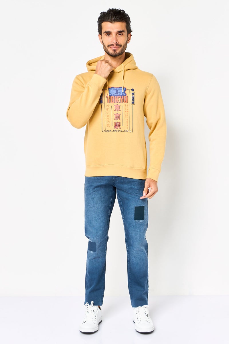 Celio هودي بأكمام طويلة بطباعة جرافيك للرجال، تان - Image 3