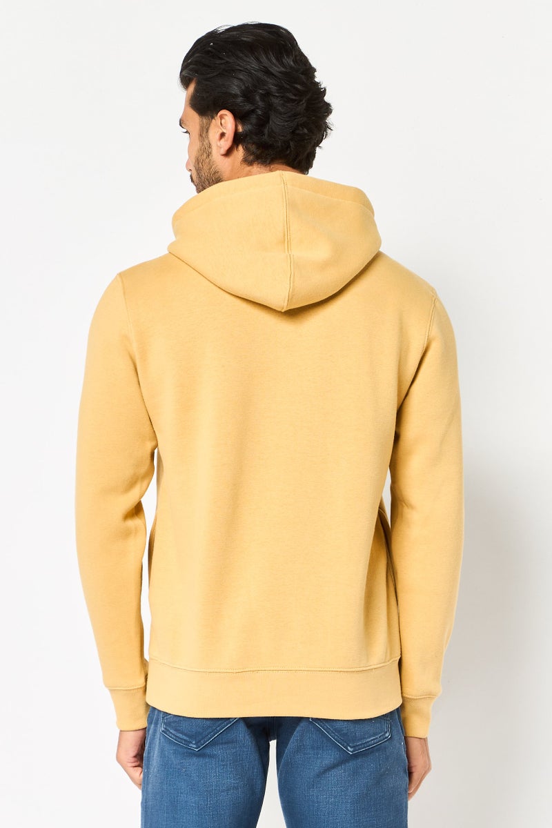 Celio هودي بأكمام طويلة بطباعة جرافيك للرجال، تان - Image 4