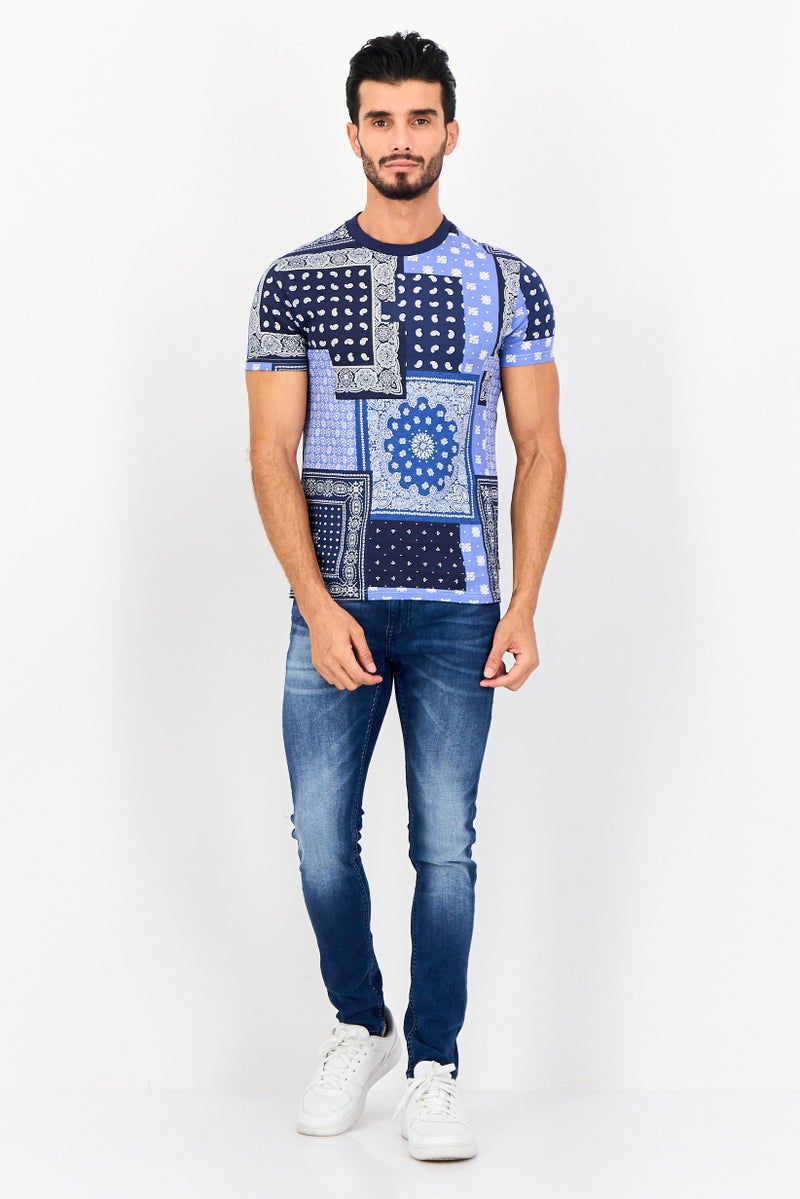 Levi's تي شيرت رجالي بأكمام قصيرة وطباعة شاملة، متعدد الألوان - Image 4