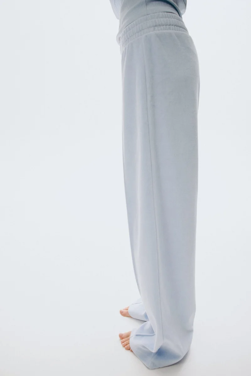 اتش اند ام بنطلون رياضي قطيفة بأرجل واسعة