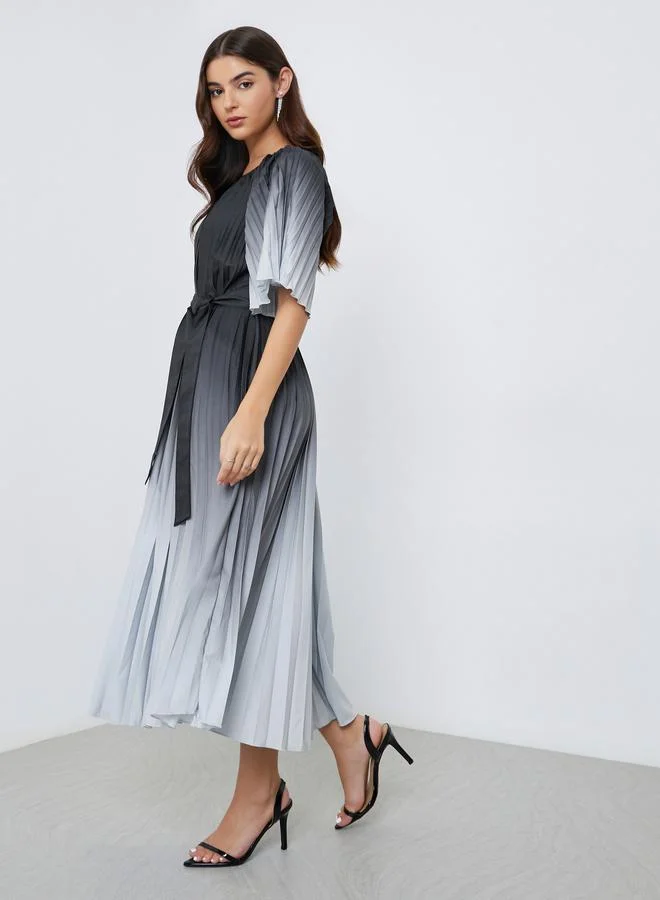 ستايلي فستان ميدي بحافة واسعة وكسرات