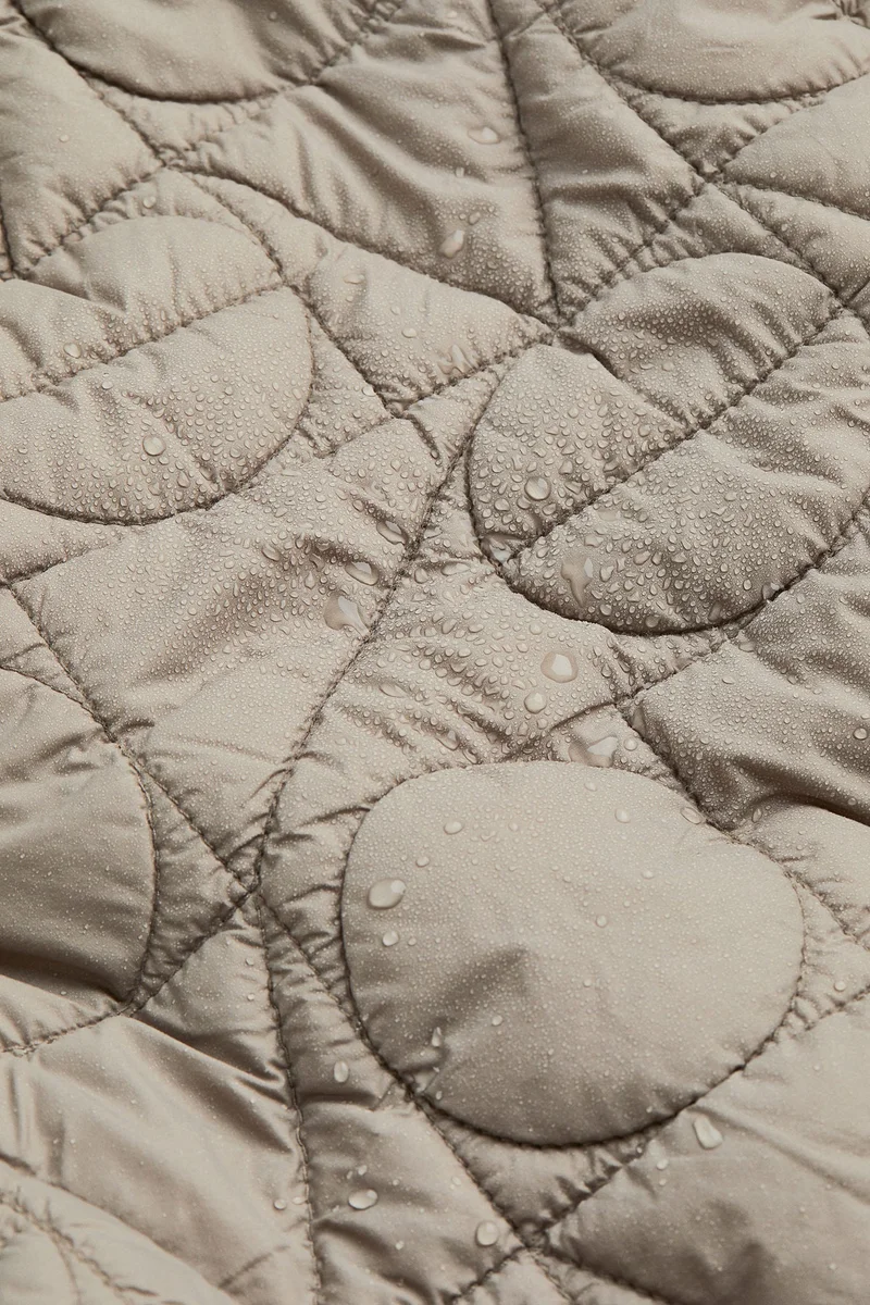 اتش اند ام شورت مزود بحشوة ثيرمولايت من تشكيلة H&amp;M+