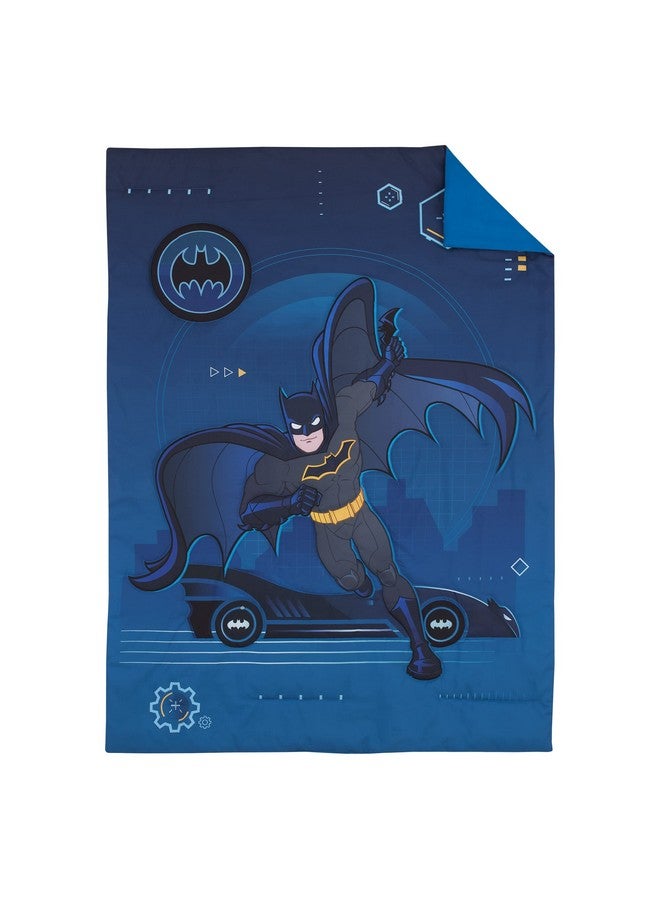 NoJo مجموعة سرير أطفال من NOJO ووارنر براذرز باتمان بات-تيك باللون الأزرق الداكن، الأزرق الفاتح، الأزرق الملكي، والأسود - 4 قطع: لحاف، شريحة قاع ملائمة، شريحة قمة مسطحة، وغطاء وسادة قابل للعكس - Image 2