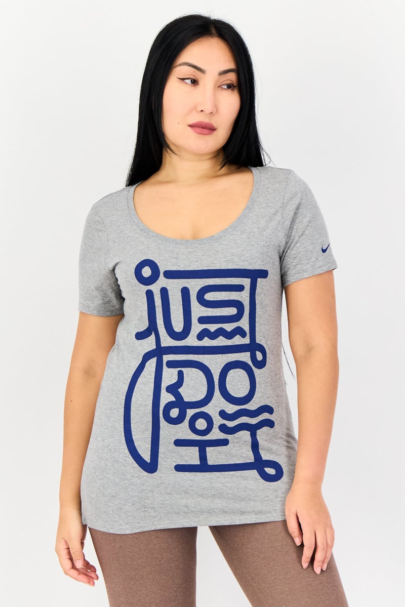 Nike ملابس رياضية نسائية قصيرة الأكمام تي شيرت خارجي، رمادي - Image 1