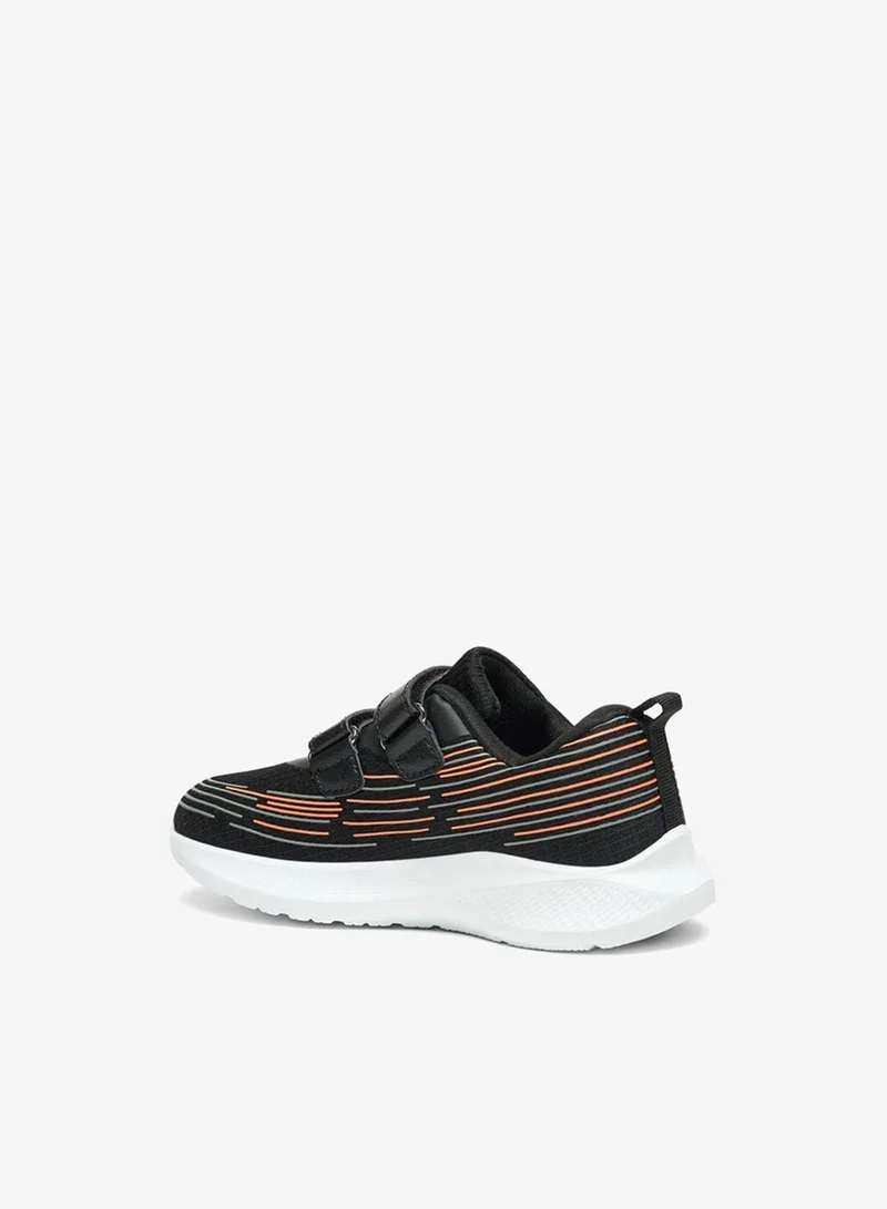 كابا أحذية رياضية للأولاد بتفاصيل شعار وإغلاق بشريط لاصق