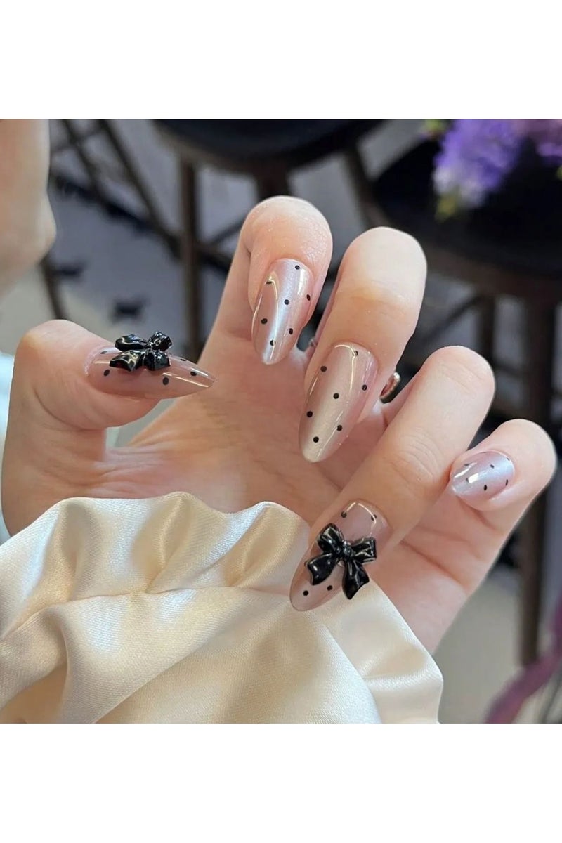 Almond shaped fake nails. The box contains 24 nails with a nail file and glue - Image 1