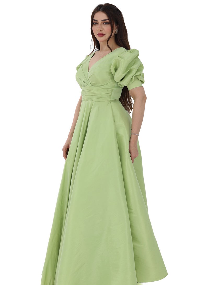 Modern Design A long green evening dress with a Roman design. This dress is designed with a bow at the top of the shoulders and elegant layers on the chest with the letter V. This dress combines an elegant design i  - Image 3
