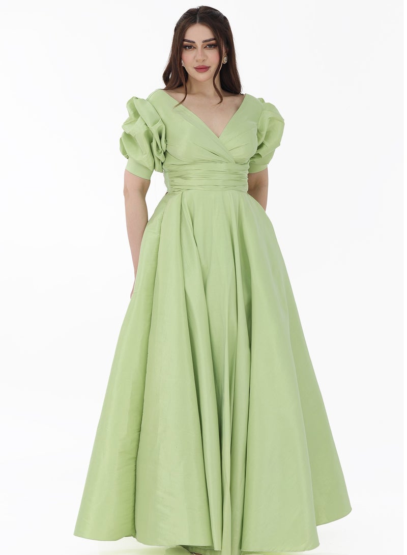 Modern Design A long green evening dress with a Roman design. This dress is designed with a bow at the top of the shoulders and elegant layers on the chest with the letter V. This dress combines an elegant design i  - Image 2