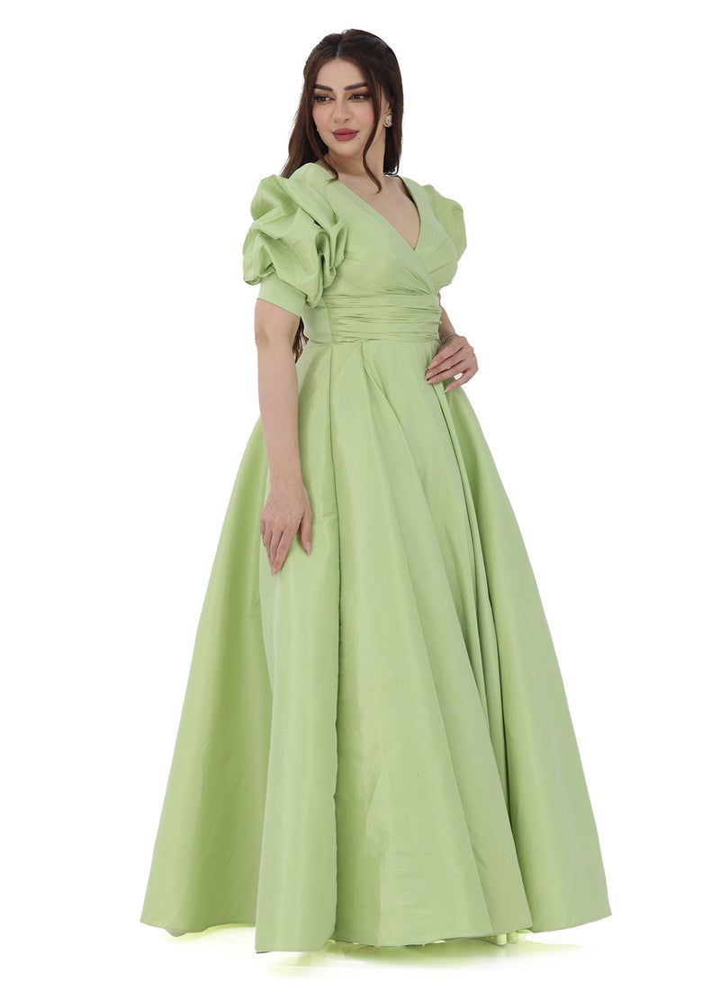 Modern Design A long green evening dress with a Roman design. This dress is designed with a bow at the top of the shoulders and elegant layers on the chest with the letter V. This dress combines an elegant design i  - Image 4