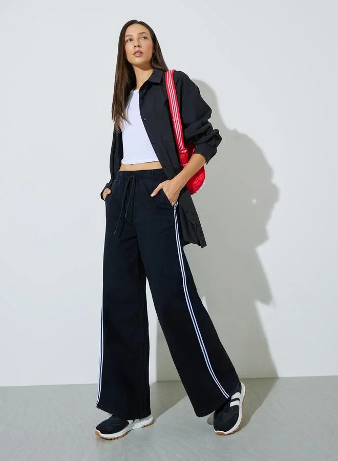 ستايلي Black Wide Leg Denim Jogger With Side Taping Detail