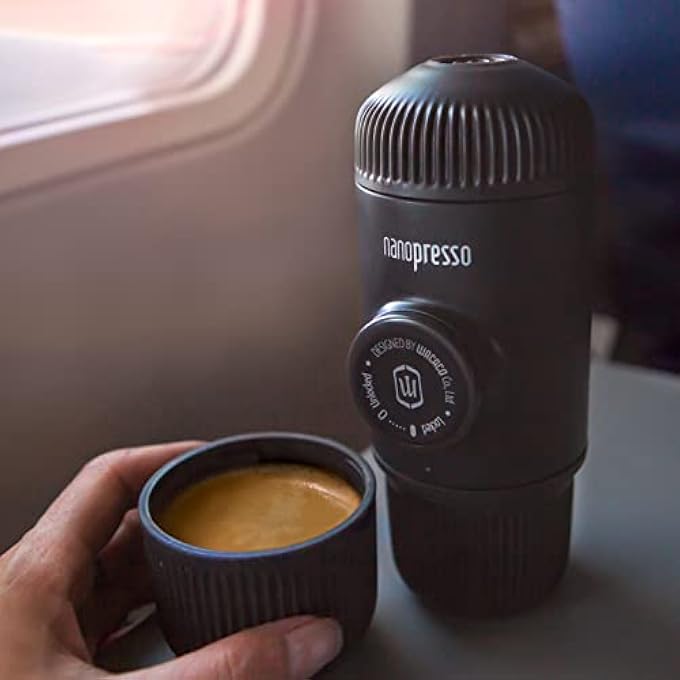 واكاكو ماكينة صنع الإسبريسو المحمولة Nanopresso مزودة بمحول Ns، إصدار مطور من ماكينة صنع القهوة Minipresso 18 بار المدمجة للسفر، تعمل يدويًا لتحضير مشروبات القهوة أثناء التنقل - Image 4