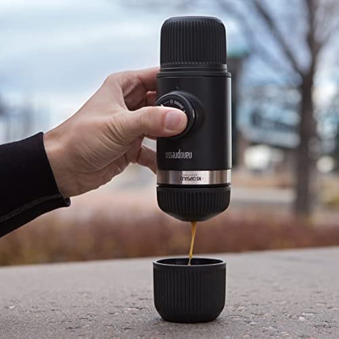 واكاكو ماكينة صنع الإسبريسو المحمولة Nanopresso مزودة بمحول Ns، إصدار مطور من ماكينة صنع القهوة Minipresso 18 بار المدمجة للسفر، تعمل يدويًا لتحضير مشروبات القهوة أثناء التنقل - Image 3
