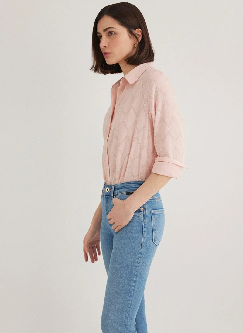 مافي قميص وردي