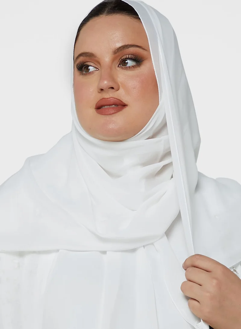 هيا كلوزيت كيرف عباية مزينة بأحجار لامعة وحزام